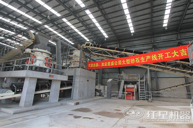 大型破碎石头的机器工作现场图片 大型破碎石头的机器工作现场图片