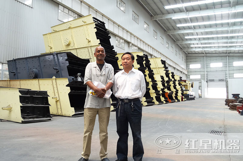 振动筛选购客户留影 振动筛选购客户留影