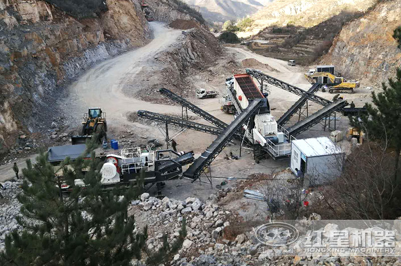 山东客户移动式大型粉碎机工作现场 山东客户移动式大型粉碎机工作现场